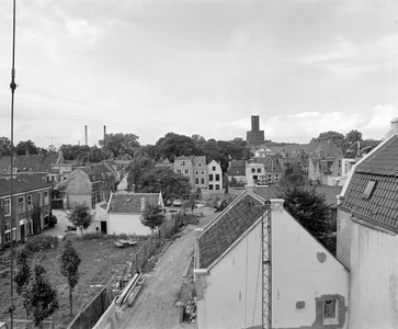 880085 Overzicht van het binnenterrein tussen de Oudegracht en de Springweg te Utrecht, met links de Zwaansteeg, vanaf ...